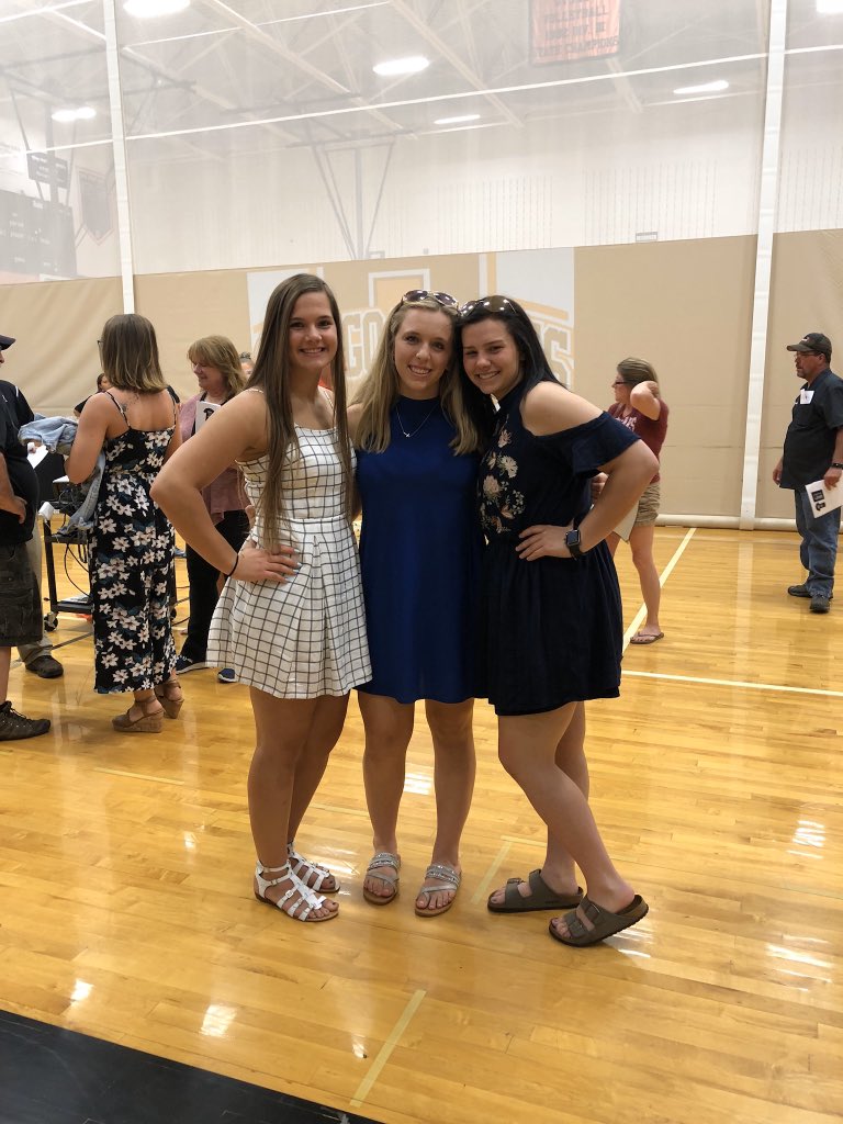 jmoser17's tweet photo. Happy birthday Leah! 💛💛i miss you tons &amp; hope you have a great day!!! 🥳 https://t.co/z5HM0vE224