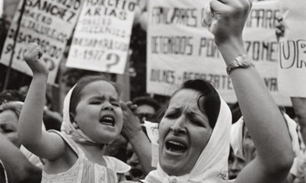 En el #DiaInternacionalDeLaMujer resalto a la mujer maltratada y abandonada, a la doméstica explotada, a la trabajadora mal pagada, a la profesional acosada, a la joven usada, a la campesina cansada, a la adolescente embarazada, PARA RECLAMAR SU DERECHO A LA IGUALDAD 🌹
