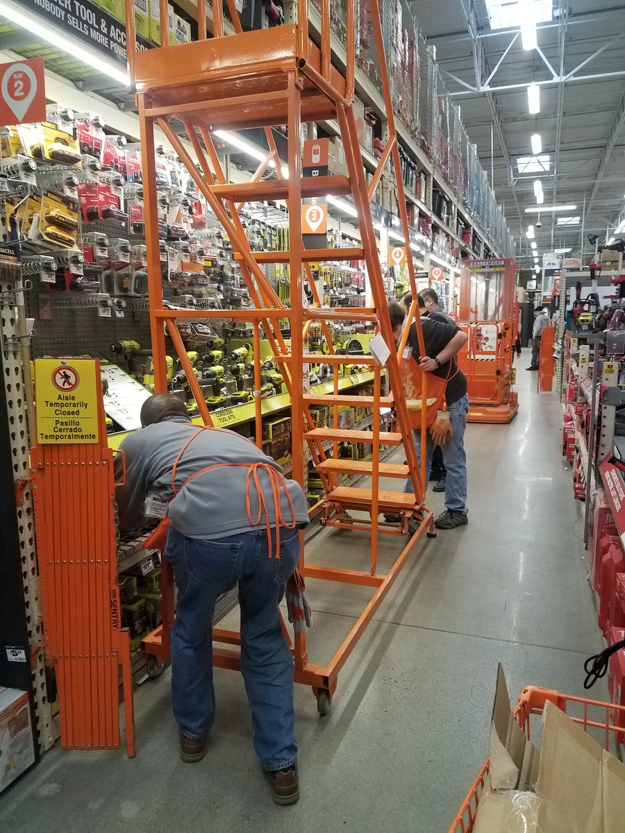 maria_gianos's tweet photo. Morning pack out @6209 tools aisle,getting ready for a great day!! @hmalak @scottgseam Happy Sunday😁 https://t.co/psrTi8iVBP