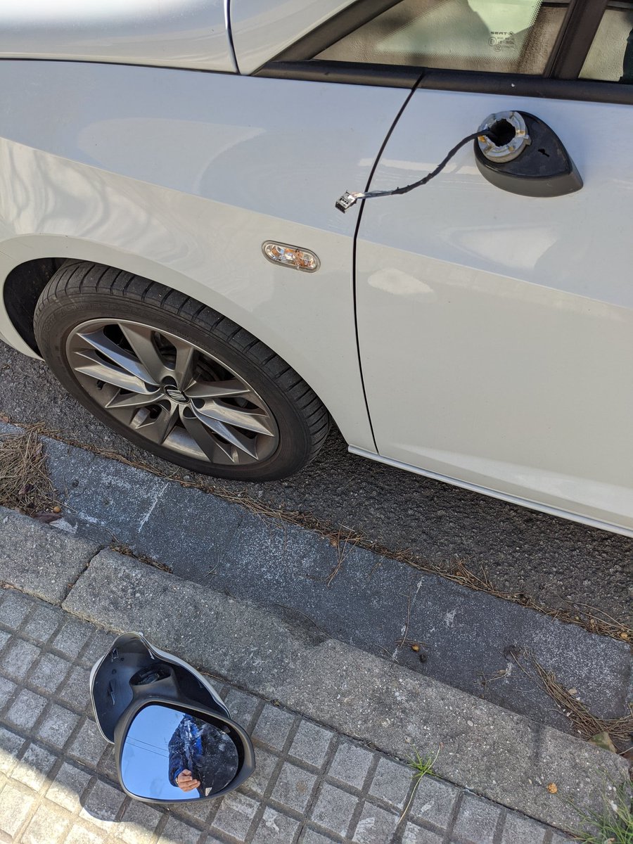 PablonDP4's tweet photo. Salir del partido y ver mi retrovisor del coche roto. Algún aficionado o chaval frustrado se creería gracioso. @ClubJunior1917 @FutbolJuniorFC https://t.co/0gUcgtHreR