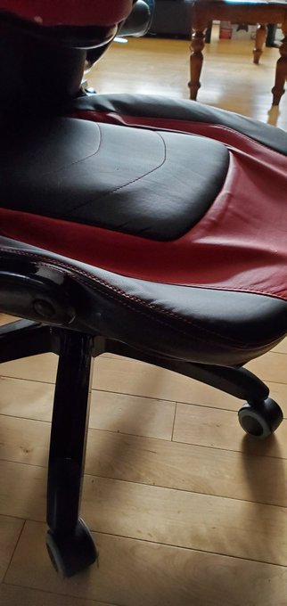 My ass is so thicc I think I broke my chair. https://t.co/ERBjj72Y4S