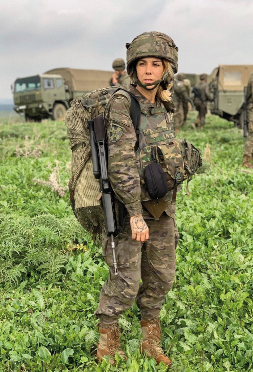 Ejército de Tierra 🇪🇸 Twitter: "Conocer a... #cabo Martínez, una #influencer de moda que viste a diario el uniforme #militar en Unidad de Servicios de Base "El Goloso", cuando sale