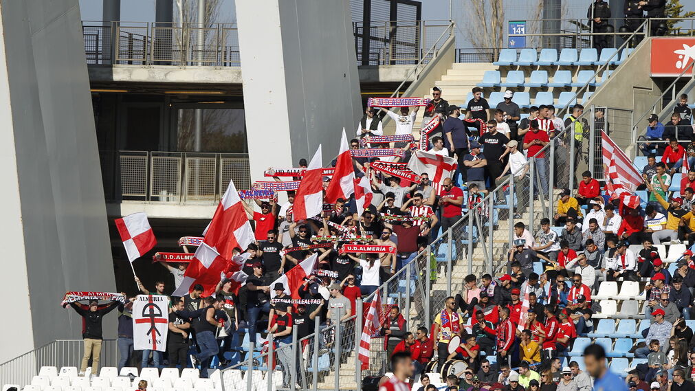 Kuba4pl's tweet image. ¿Por qué entró tarde @gradauda anoche? ¿Qué pasa en los últimos encuentros en el estadio de los Juegos Mediterráneos? ¿Qué es la llamada "Peña sin fronteras", un grupo de árabes financiados por el club que no cantan ni en español? Aclaraciones para la afición de la UD Almería.