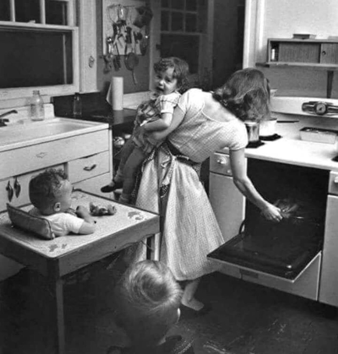 كونك امرأه ، عليك أن تعلمي أنك جنة ، أنك نصف الحياة ، أنك فصل الربيع ، وقطرة غيثٍ لأرضٍ قاحلة ♥️..  #يوم_المراه_العالمي