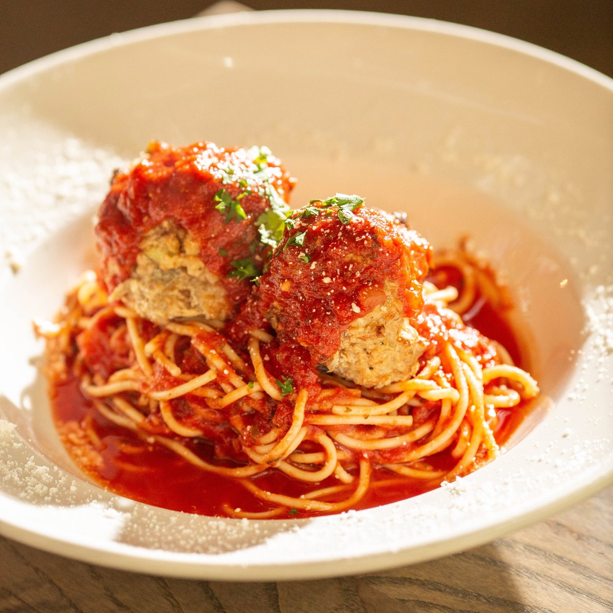Michigan and MSU play back-to-back today at noon and 4:30! Come grab some spaghetti and basketballs-er, we mean meatballs. Spaghetti and meatballs.
 
#basketball #uofm #msu #grandpraids #peppinos