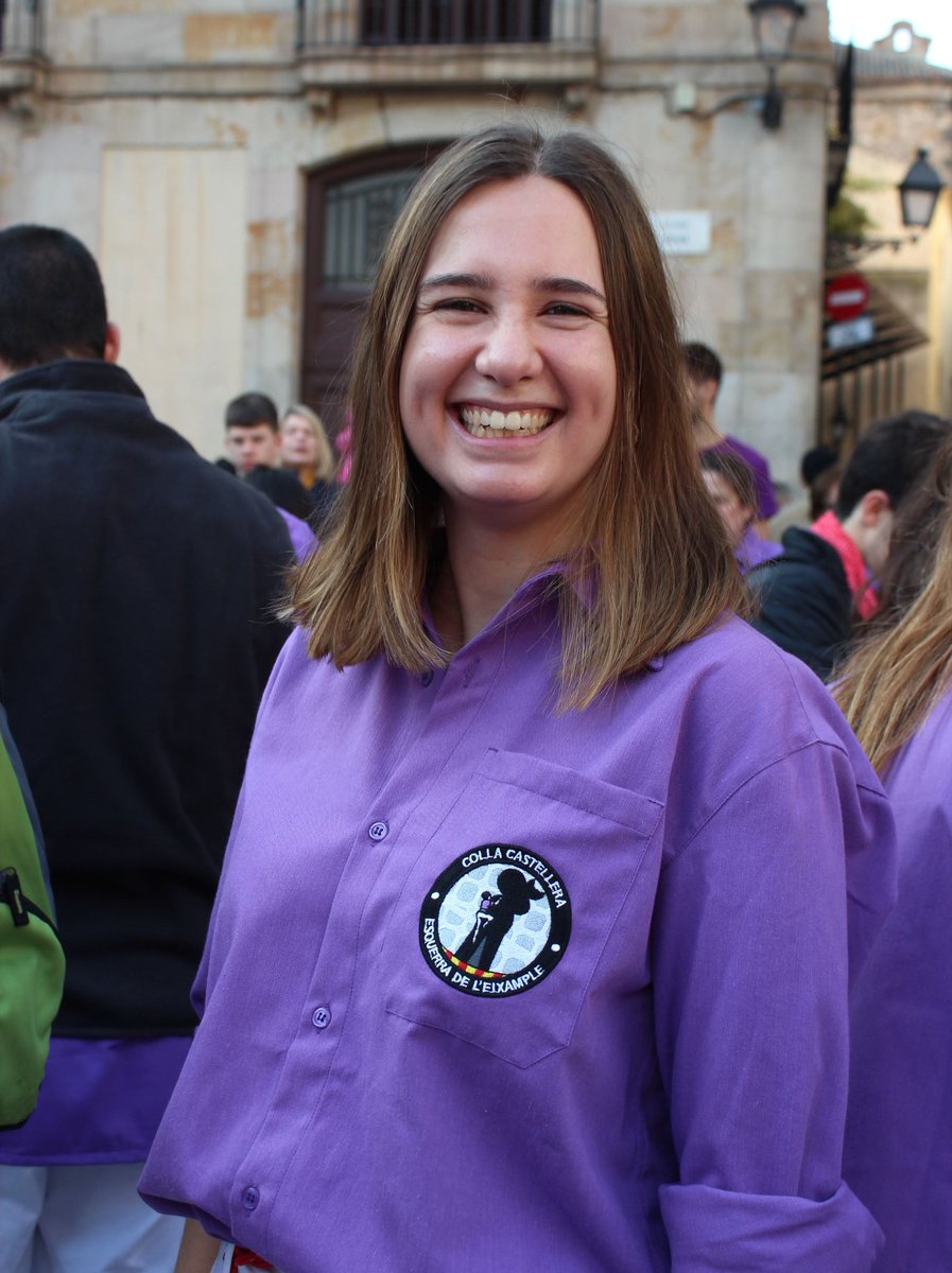 esquerdats's tweet photo. L'Eli és la presidenta de la colla i fa d'agulla i segona. La seva implicació i il·lusió fan que la colla avanci, i sense ella la colla no seria el mateix.
Sense les dones no hi ha castells, i sense les dones #Esquerdats no seria possible 💪💜♀️
#Castelleres #Esquerdades8M https://t.co/H8b2RlKArj
