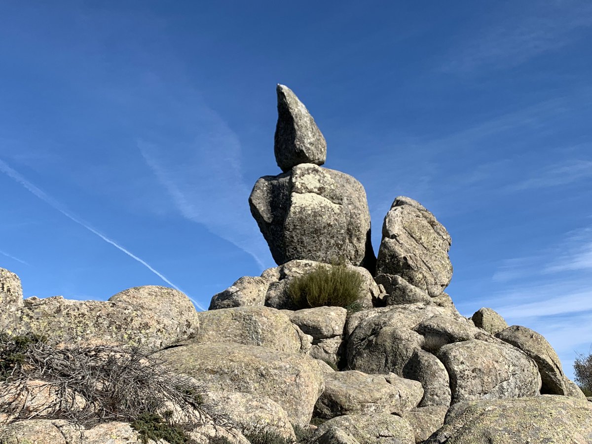 lebanensis's tweet photo. Hoy hemos pateado el sector escurialense de la #SierradeGuadarrama, con otra clásica #guadarramista. La preciosa y fácil circular entre #ElEscorial y #Zarzalejo por la #SilladeFelipeII y Machota Alta y volviendo por la mal llamada “calzada romana”. Buena vieja Sierra🥰🗻🌤🌳🐿 https://t.co/EISlsK2PlR