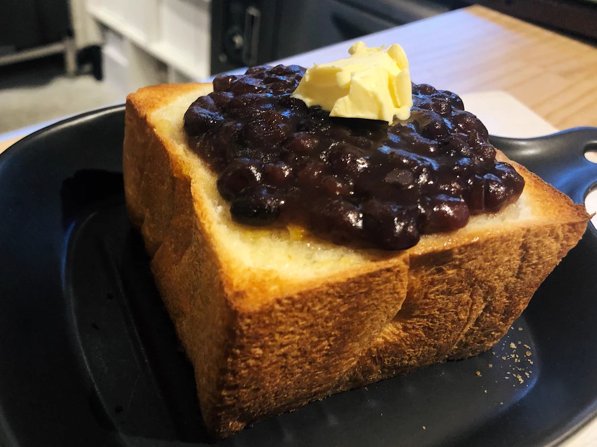 チーズとあんことバターの組み合わせがたまらない！？あんバターを乗せたラクレットトースト！