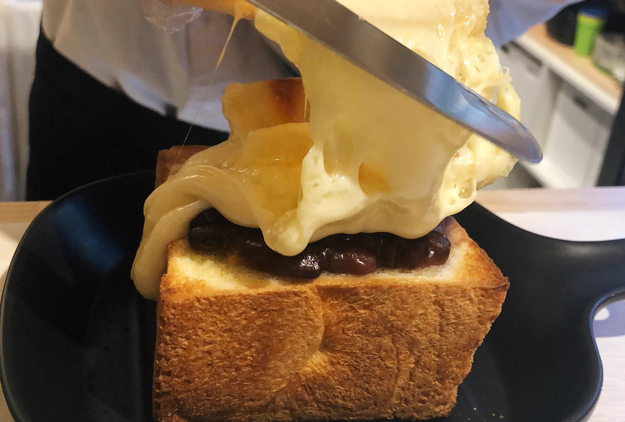 チーズとあんことバターの組み合わせがたまらない！？あんバターを乗せたラクレットトースト！