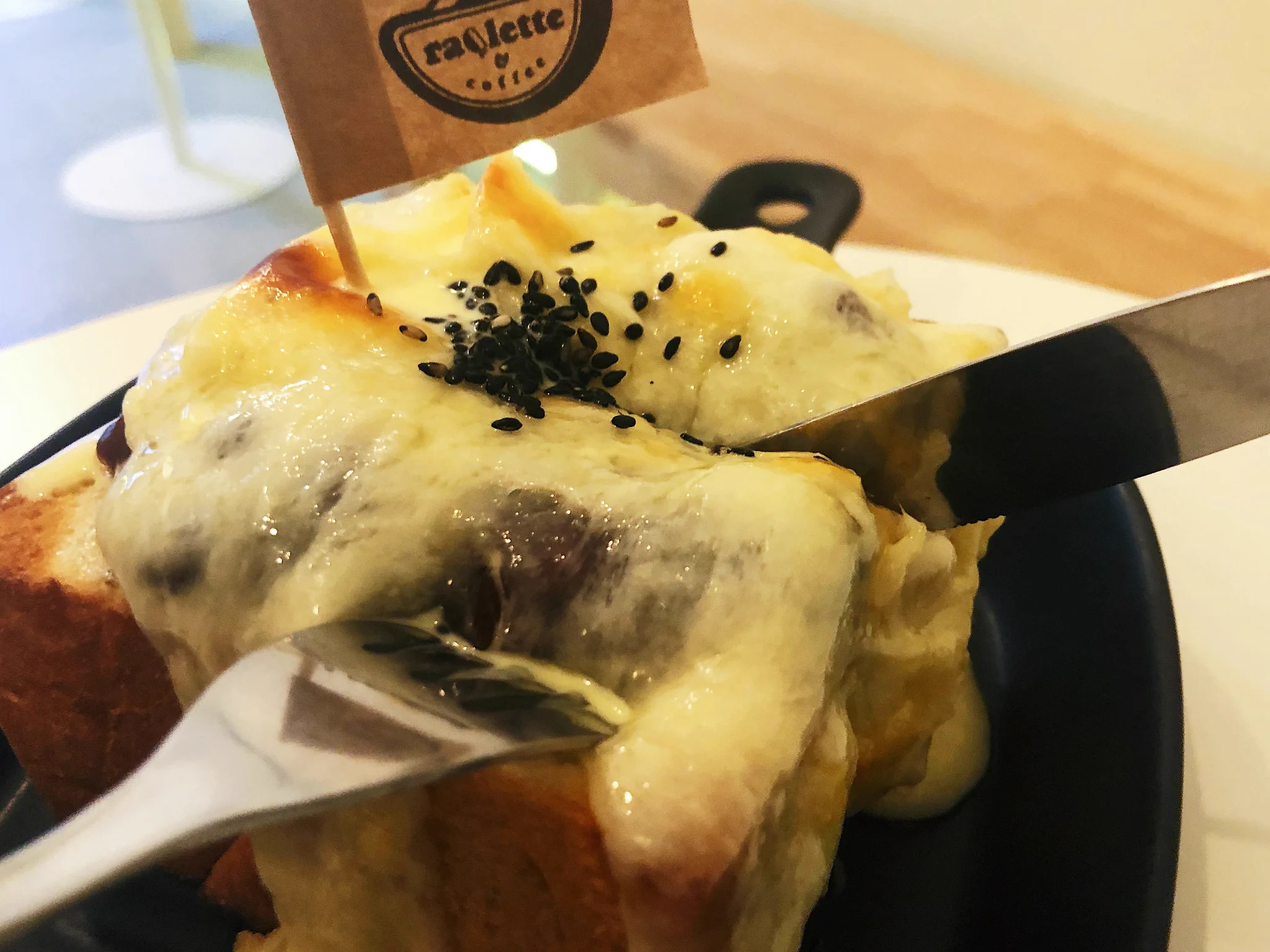 チーズとあんことバターの組み合わせがたまらない！？あんバターを乗せたラクレットトースト！