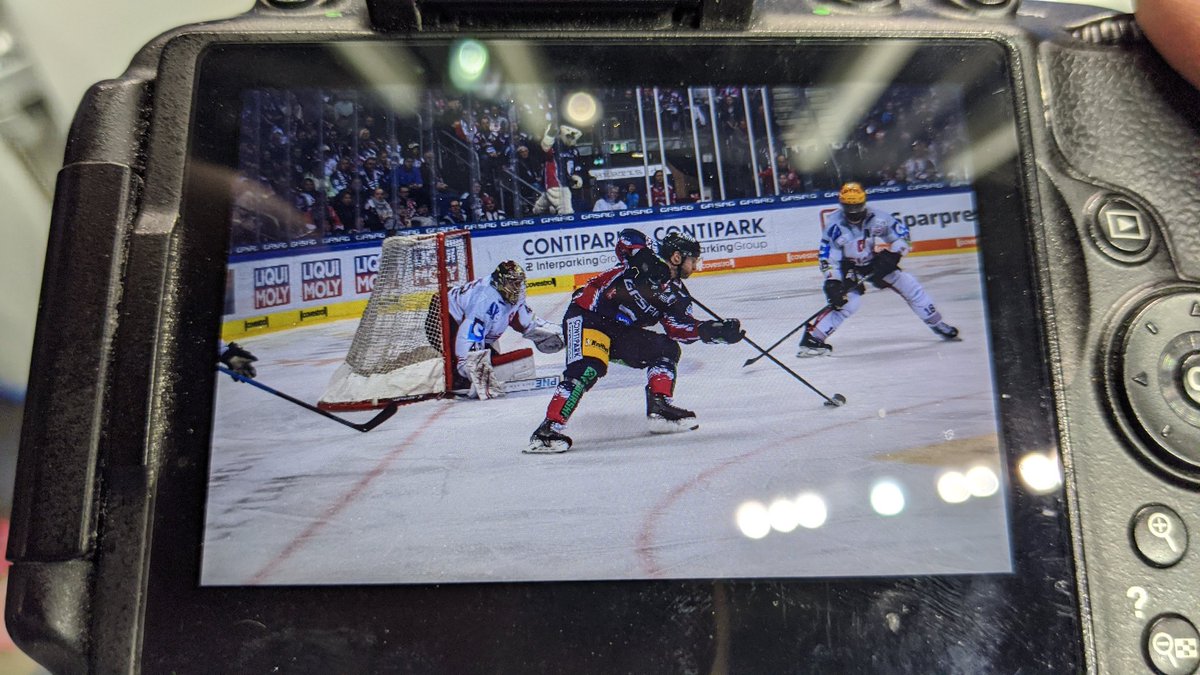Wally44's tweet photo. Der Rückhandschuss zum 3:3 von Mark #Olver.

#ebb #ebbbhv #Hauptstadteishockey https://t.co/xZd5mtnUUo