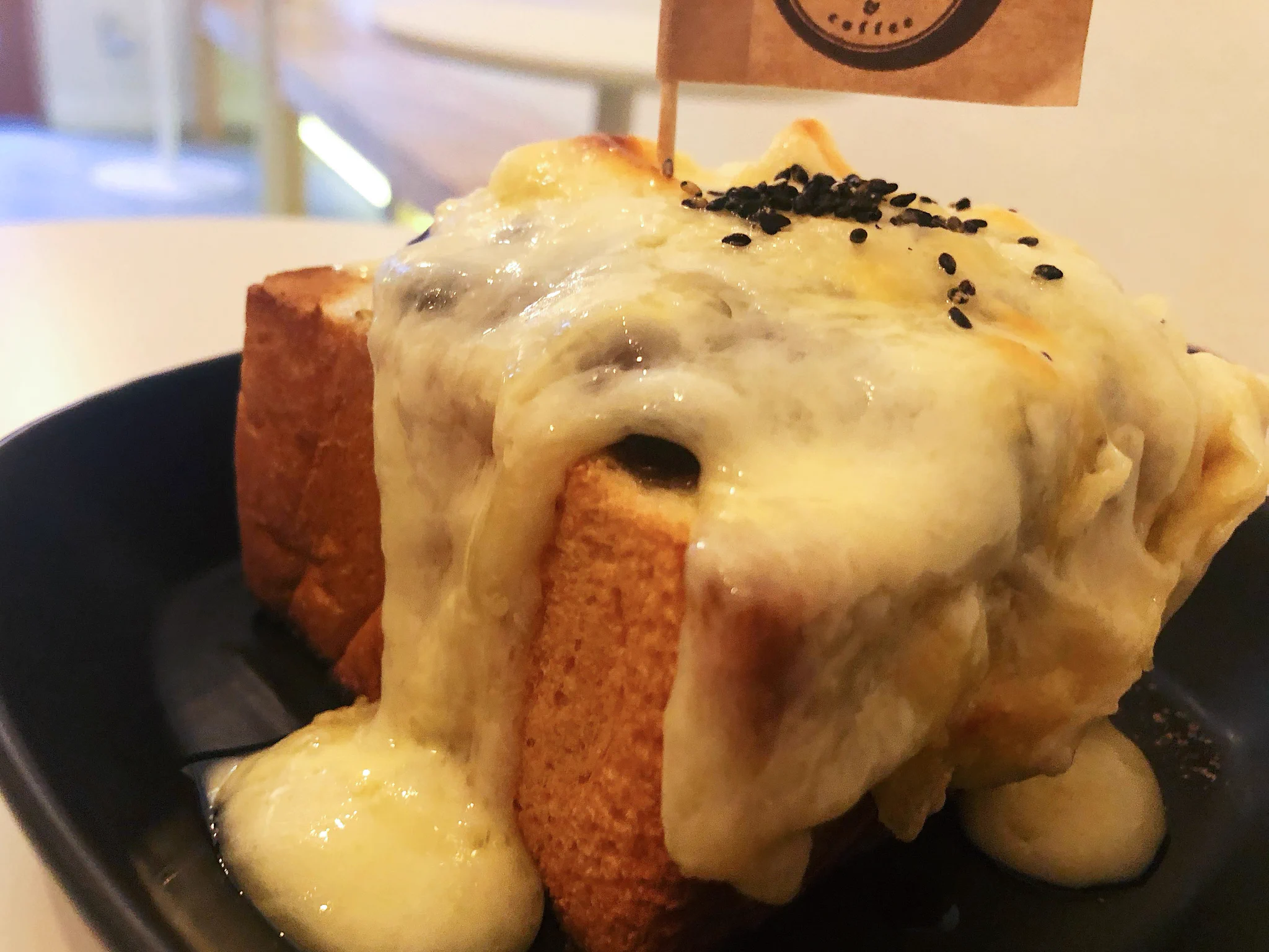 チーズとあんことバターの組み合わせがたまらない！？あんバターを乗せたラクレットトースト！