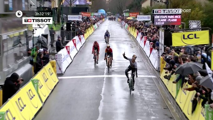 #ParisNice - Maximillian Schachmann wint de 1e etappe in een spurt met 4 - klopt Dylan Teuns - Tiesj Benoot en Julian Alaphilippe . De Duitser Schachmann is leider in het alg.klassement
bit.ly/3cEDA1P