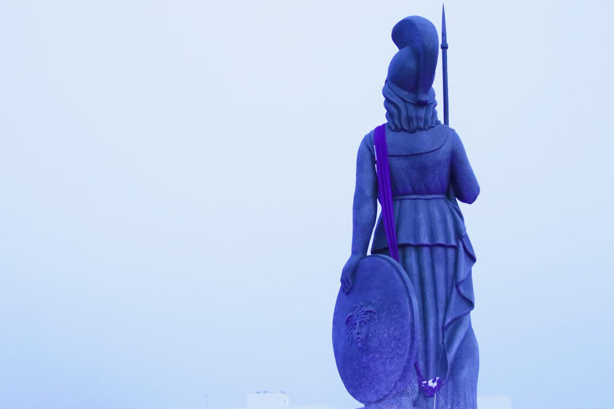 ZonaDocs's tweet photo. La Minerva ya se está lista para la Marcha #8M; la artista feminista, @aksahagun, coloca estola morada al icónico monumento de Guadalajara, Jalisco.

Fotos de @annagrama https://t.co/2JGs5A103X