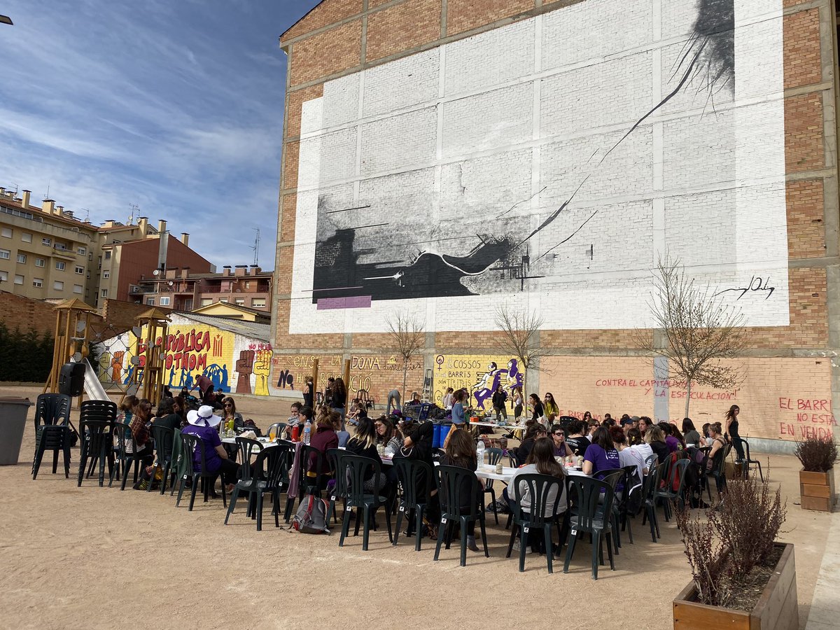 RemeiReviu's tweet photo. La Plaça viu i VIURÀ! Sense les dones no hi ha revolució! #VagaFeminista8M @VagaFem_Osona #SalvemLaNoguera #RemeiReviu https://t.co/mwGdYhulW7