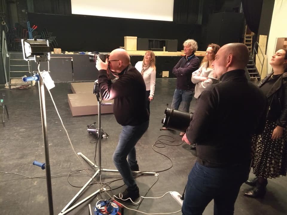 GOOVNieuws's tweet photo. Vandaag fotoshoot voor  campagnebeeld #DeProducers (10 t/m 13 september 2020 in de #Stadsschouwburg @spottheater_ #Groningen). Het resultaat volgt later... Kaartverkoop: https://t.co/wGIPYzpmQE #75jaarbevrijding https://t.co/gz5gg66FG7