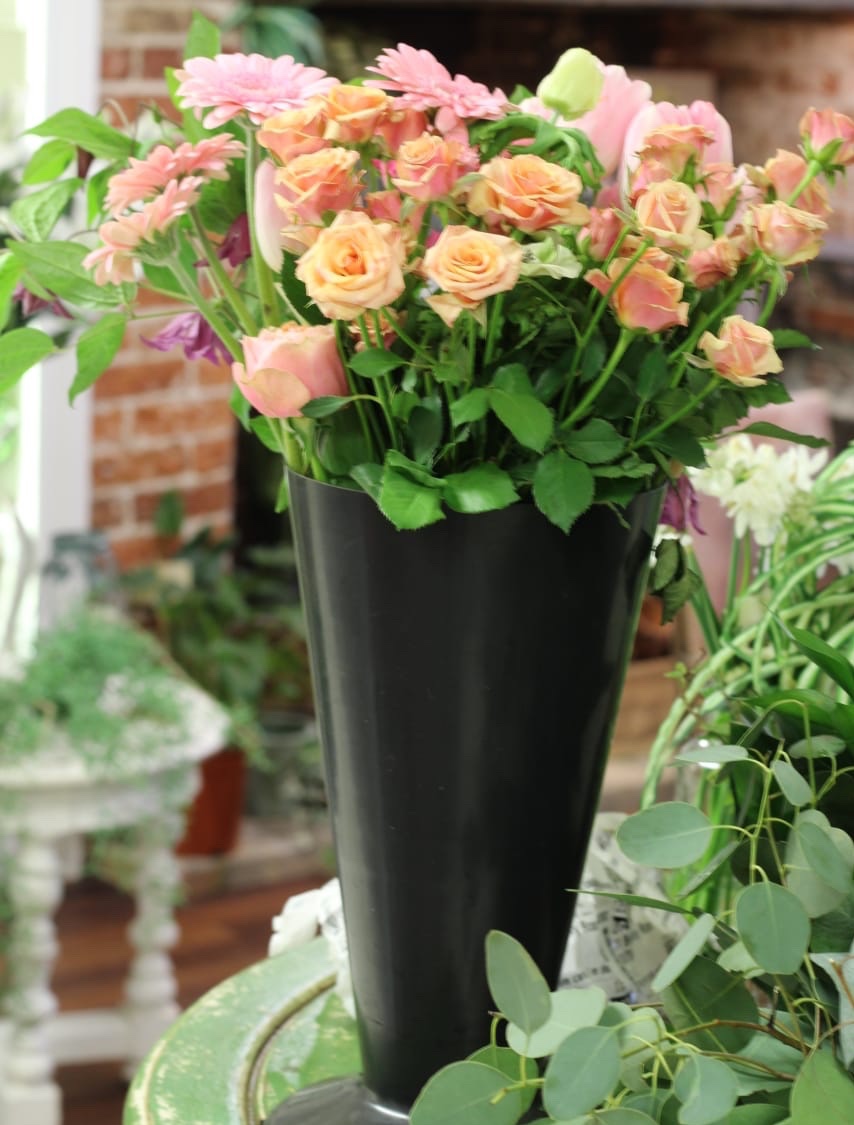 Happy Sunday #rosatrantigua #roses #rosebouquets #prettyflorals #peach #pink #localflorist 🌺