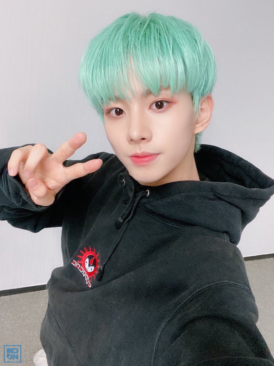 3개 국어 한다는 WIN깅이!
한국어 귀여어 사랑스러어 🐰

#MCND #윈 #WIN #into_the_ICE_AGE #ICE_AGE