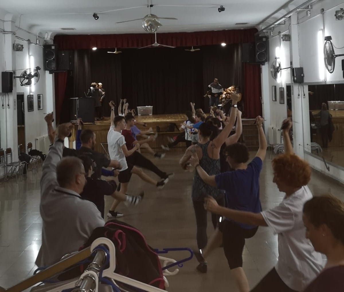 c_aragonmollet's tweet photo. Ensayo general Festival intercentros  de Catalunya, @ajmollet @GobAragon  @Centroaragones #nosgustanlasjotas https://t.co/zn28sTmBZV