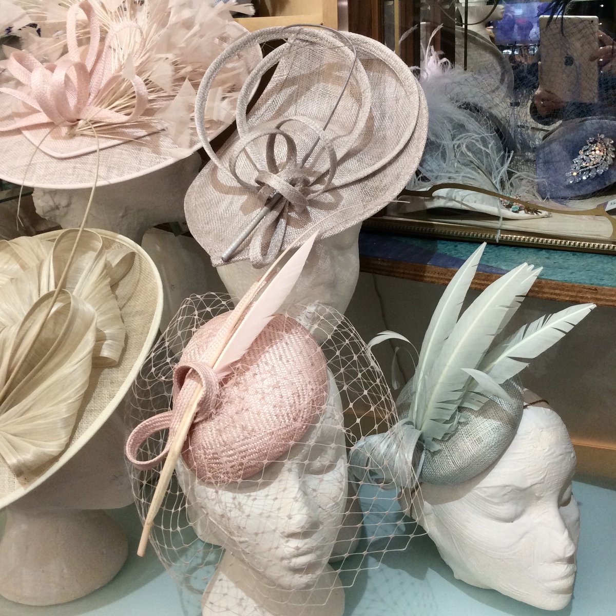 Fabhatrix's tweet image. Looking for wedding style inspiration this year?
#noappointmentneeded #millinery #hats #weddingguestoutfit #hatshop #hatinator #uniquehats #handmade #readymadehats #bespokehats #millinery #occasionhats #weddinghats #racedayhats #gardenparty