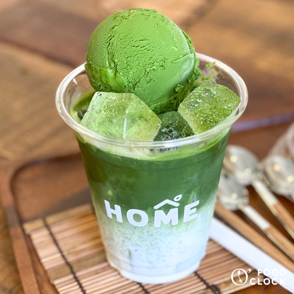 foodoclockth's tweet photo. “ HOME ” 🏠🍵 เปิดประตูบ้านหลังใหม่ย่านพระราม9 ต้อนรับสายมัทฉะ เมนูดีงามเหมือนเดิมเพิ่มเติมคือเมนู Float เข้มข้นแบบ x2 ทั้งจาก KOI Matcha Ice-cream และ Matcha Latte 🍃 ก้าวเข้ามาก็รู้สึกอบอุ่นตั้งแต่รอยยิ้มต้อนรับกว้างๆของเจ้าของร้านแล้ว 💚 @aroii  #อร่อยไปแดก #อร่อยรีวิว https://t.co/5uzv98xQXU
