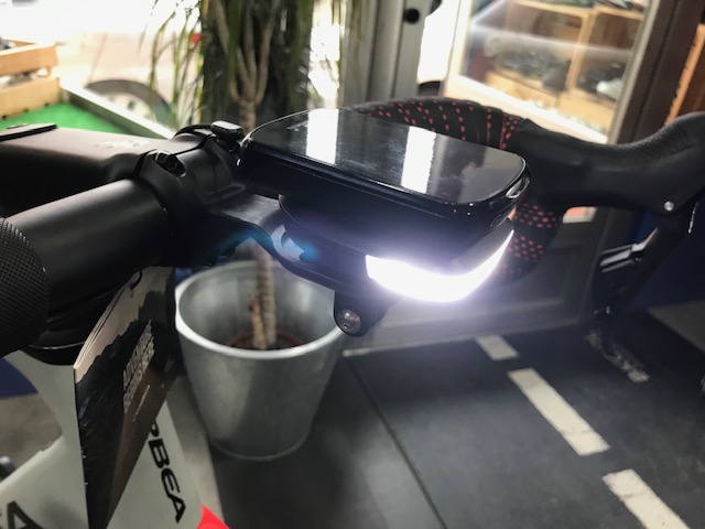 Fabric, aumenta la seguridad en tu bici con esta luz delantera LED.  
✅ Fácil integración.Carga USB.
✅ Tecnología Chip-On-Board de 30 lúmenes.
✅ LEDs brillantes y envolventes: visibilidad de 270º iluminando puntos ciegos.
✅ Diseño delgado. 
✅ Montaje GPS integrado.