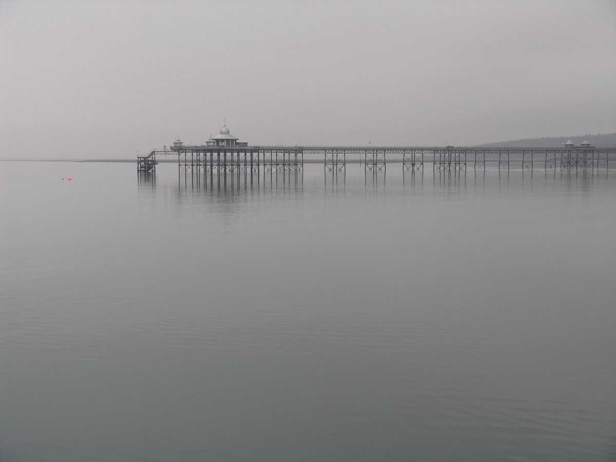 A peaceful early morning #MenaiStrait & #Bangor pier

#northwales