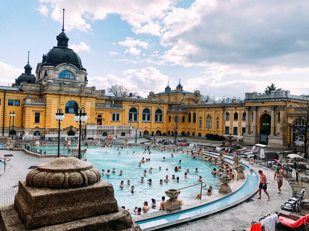 5 Things to know when visiting Budapest consumedbywanderlust.co.uk/2020/03/08/5-t…