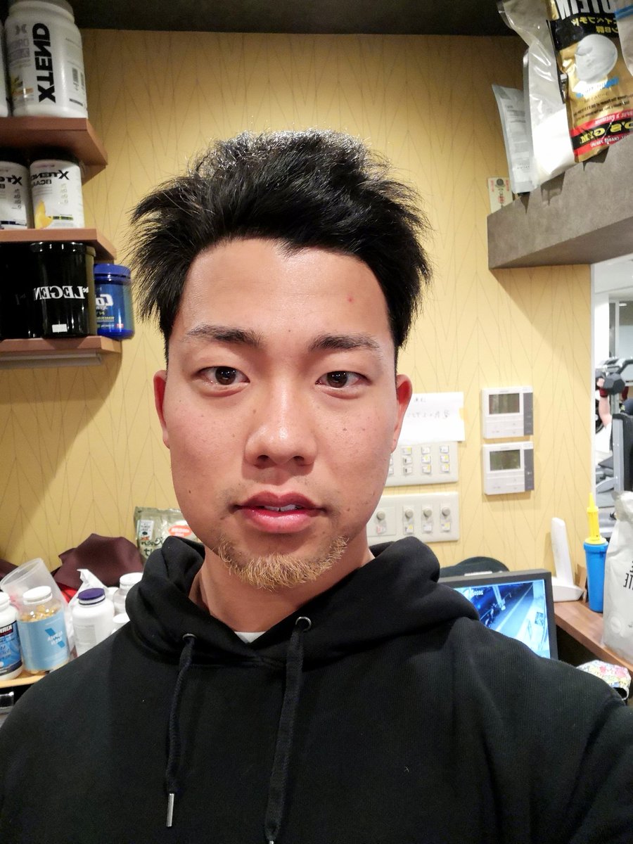 伊藤ハム در توییتر 帽子を被るときは髪を後ろに流すので 最近デコが広くなってきた気がします 本日の髪型 伊藤ハム در توییتر 帽子を被るときは髪を後ろに流すので 最近デコが広くなってきた気がします 本日の髪型