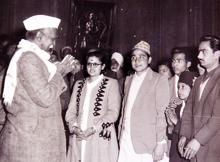 Courtesy ⁦<a href="/Himal_Khabar/">Himal Khabar</a>⁩ यो तस्बीरमा भारतका प्रथम राष्ट्रपतिलाइ नमस्कार गर्दै कौतुहलताकासाथ हेर्ने  कालो टोपी लगाएको सानो केटो को होला?