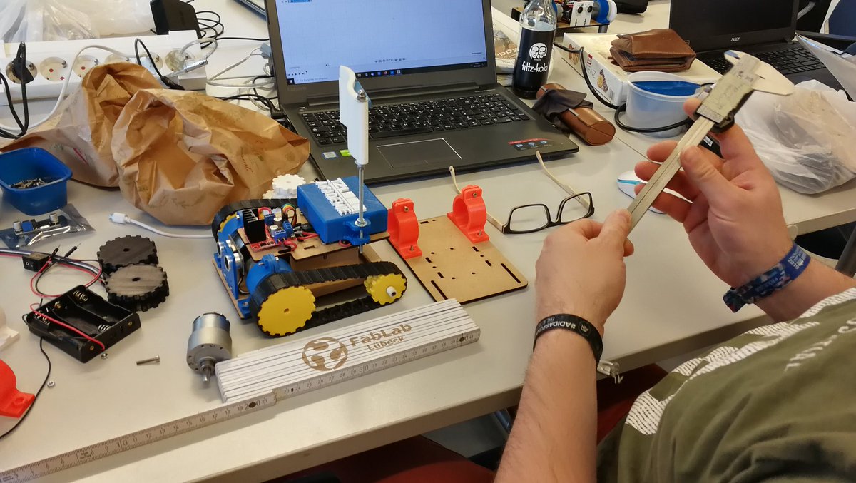 FablabLuebeck's tweet photo. Ran an den Bot. Während die Teamkollegen die ELab Einweisung bekommen, werden die Bauteile bereits zusammengebaut.

#RobotsDoNotWantThat #RobotsWannaWrestle #sumobotNo3 https://t.co/J5pE54E2MO