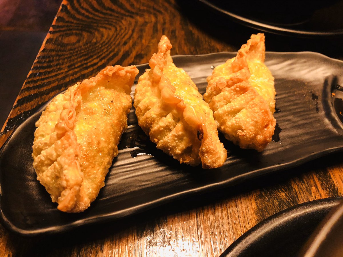 정자역 코이라멘
여기가 본점이라길래 한번 가봄 진한 돈코츠인데 일본식 꾸리꾸리하고 짠맛의 찐함은 아니고..약간 한국식으로 재해석됐는데 찐하군! 의 느낌. 무난하게 맛있었다. 계란이 예술이었는데 사진을 따로 안찍었네..
교자는 걍 쏘쏘...비비고 한섬 만두 튀긴것같은 느낌