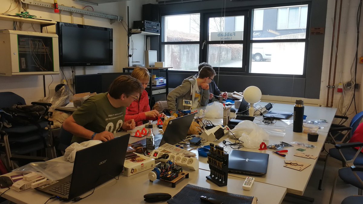 FablabLuebeck's tweet photo. Ran an den Bot. Während die Teamkollegen die ELab Einweisung bekommen, werden die Bauteile bereits zusammengebaut.

#RobotsDoNotWantThat #RobotsWannaWrestle #sumobotNo3 https://t.co/J5pE54E2MO