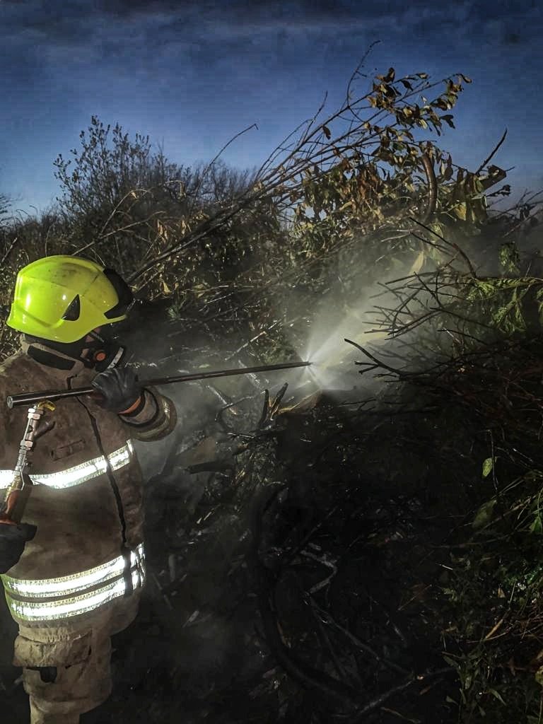 LFRSCastle18's tweet photo. Please remember if you are having a bonfire to make sure it's attended at all times. 
We attended this bonfire but nobody was present so had to extinguish it, we did get to use the new misting lance which proved very effective. 
#StayWithTheFire #NewEquipment #FireInTheOpen https://t.co/nKizkUiSMr