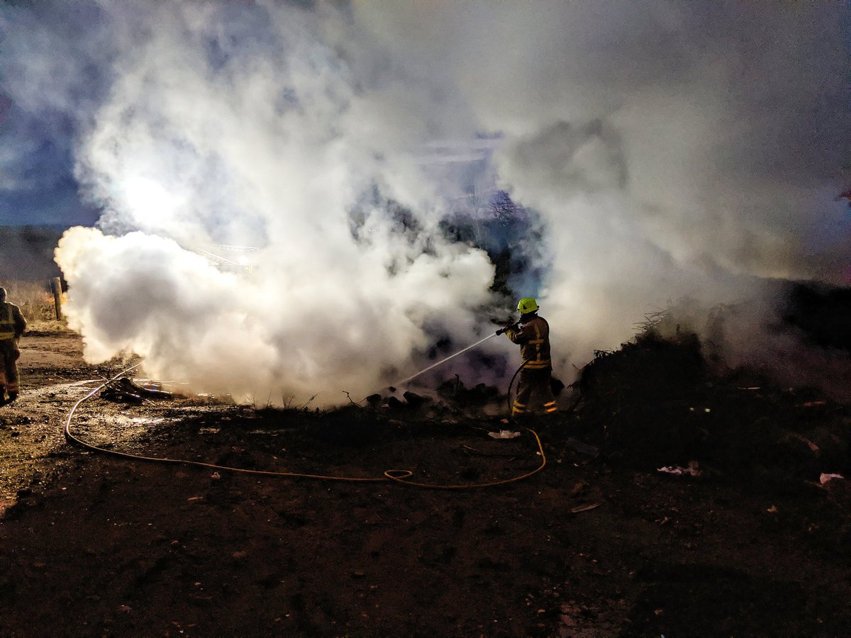 LFRSCastle18's tweet photo. Please remember if you are having a bonfire to make sure it's attended at all times. 
We attended this bonfire but nobody was present so had to extinguish it, we did get to use the new misting lance which proved very effective. 
#StayWithTheFire #NewEquipment #FireInTheOpen https://t.co/nKizkUiSMr