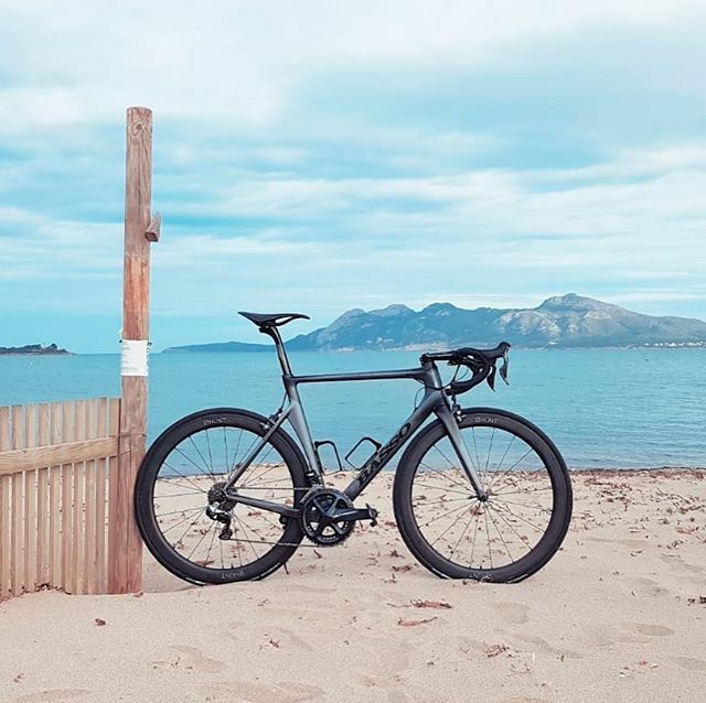 StolenGoatRT's tweet photo. Pure class .
.
.
.
.
.
#rocktheroad #feelthegrip #wearebasso #ridebetterridebasso #stolengoat #stolengoatherd #cooperreadingbmw #performanceprotection #otefuelled #ride100percent #balnearioilletas #cycling #cyclinglife #bike #ciclismo #cyclist #bikelife … https://t.co/S4vYwnsis8 https://t.co/AmTNAf2ytZ