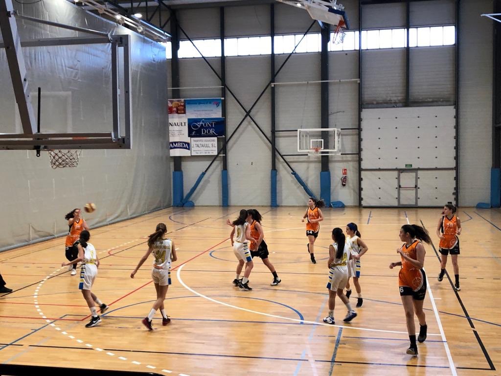 CBPonent's tweet photo. Llegamos al final del partido, 54-31, excelente chicas, buen partido. Enhorabuena. @ClubPonent #somequipsomponent #ponentonfire #basquetvalorscreixentjunts #viuesbàsquet #laolanaranjadecbponent https://t.co/FmYoxjlPpe