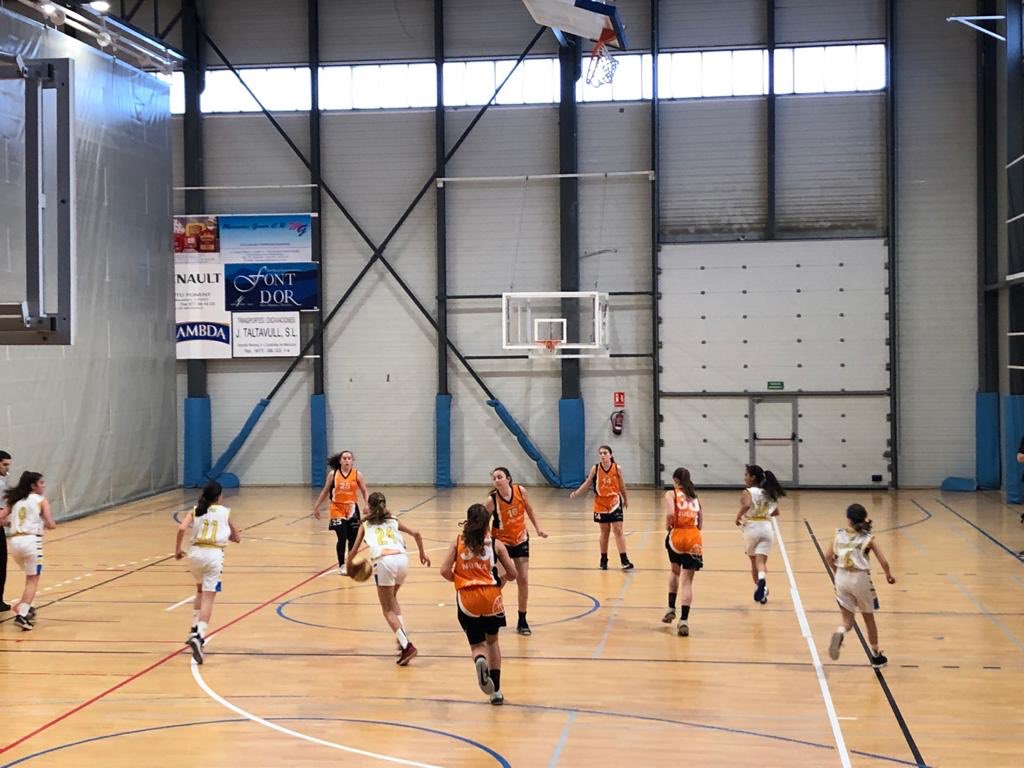 CBPonent's tweet photo. Llegamos al final del partido, 54-31, excelente chicas, buen partido. Enhorabuena. @ClubPonent #somequipsomponent #ponentonfire #basquetvalorscreixentjunts #viuesbàsquet #laolanaranjadecbponent https://t.co/FmYoxjlPpe