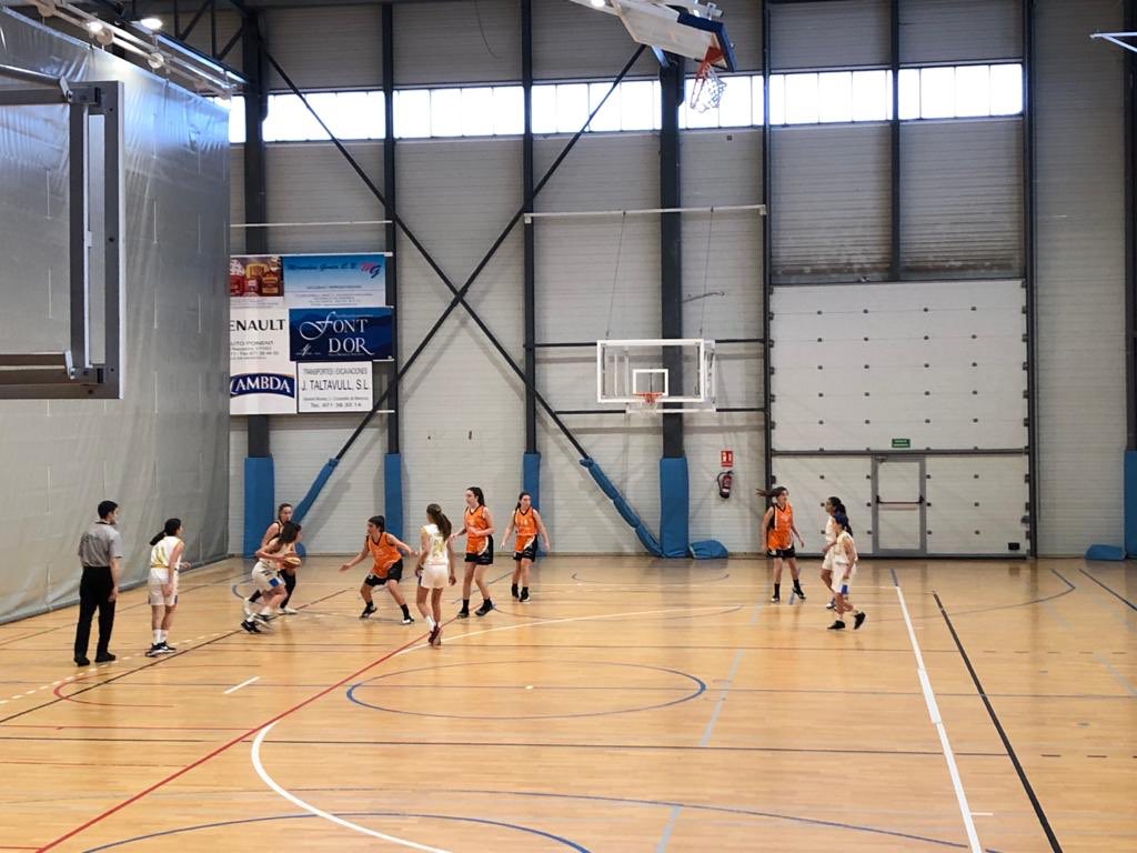 CBPonent's tweet photo. Llegamos al final del partido, 54-31, excelente chicas, buen partido. Enhorabuena. @ClubPonent #somequipsomponent #ponentonfire #basquetvalorscreixentjunts #viuesbàsquet #laolanaranjadecbponent https://t.co/FmYoxjlPpe