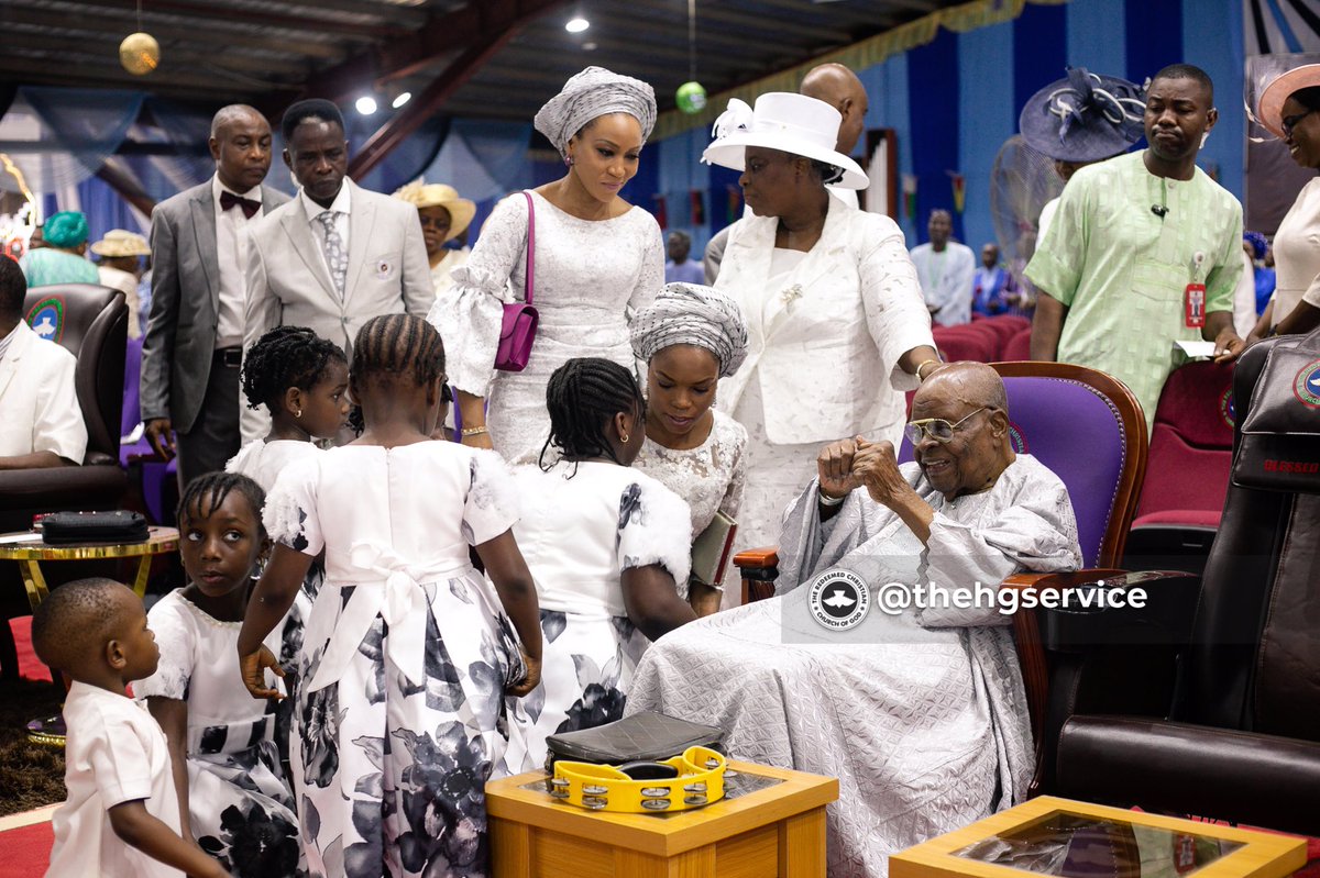 TheHGService's tweet photo. Moments from the thanksgiving of the Adeboye’s family just after the prayers by Baba Abiona. Praised be the name of the Lord!
Day 4
March Special Holy Ghost Service
#EAA78
#LetThereBeLight3 https://t.co/Y9E7ZlxVCS