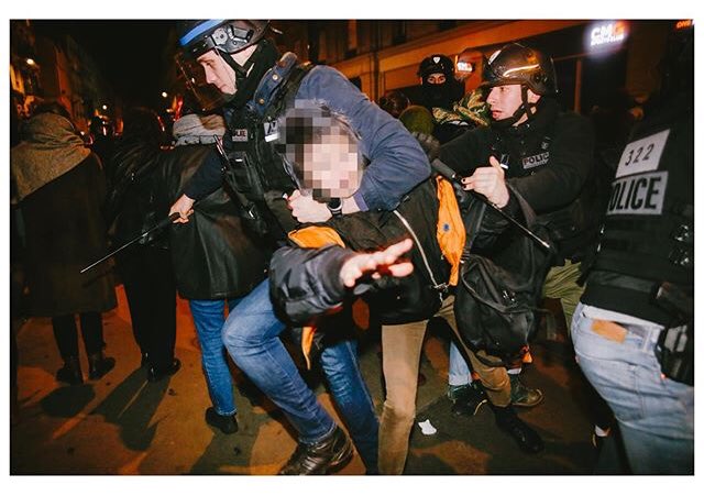 Les_ContreCesar's tweet photo. Militantes violentées dans le cadre de la journée internationale de lutte pour les droits des femmes. Des bravos pour les agresseurs, des CRS pour les colleuses. Crédit photo : Tay Calenda. #colleuses #ViolencesPolicières #8mars #tocards2020 cc @CollagesParis https://t.co/5r42W7peAx