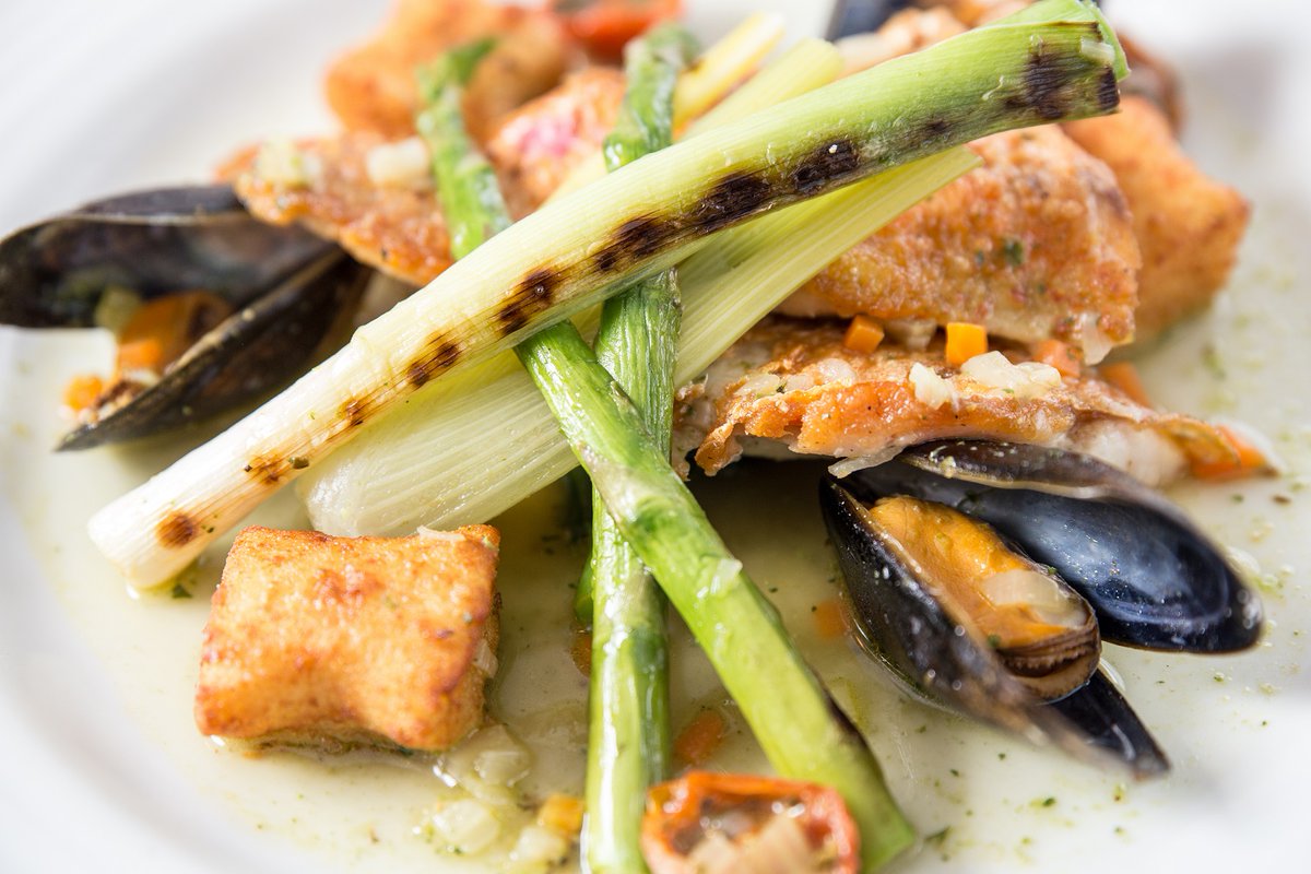 TolcarneInn's tweet image. Not long now until a load of fresh spring produce starts arriving at our kitchen door, courtesy of local market gardens &amp;amp; community farms. 
Can’t wait for the return of Cornish newies, asparagus, strawberries and more! 
#springproduce #newseason #freshingredients #eattheseasons