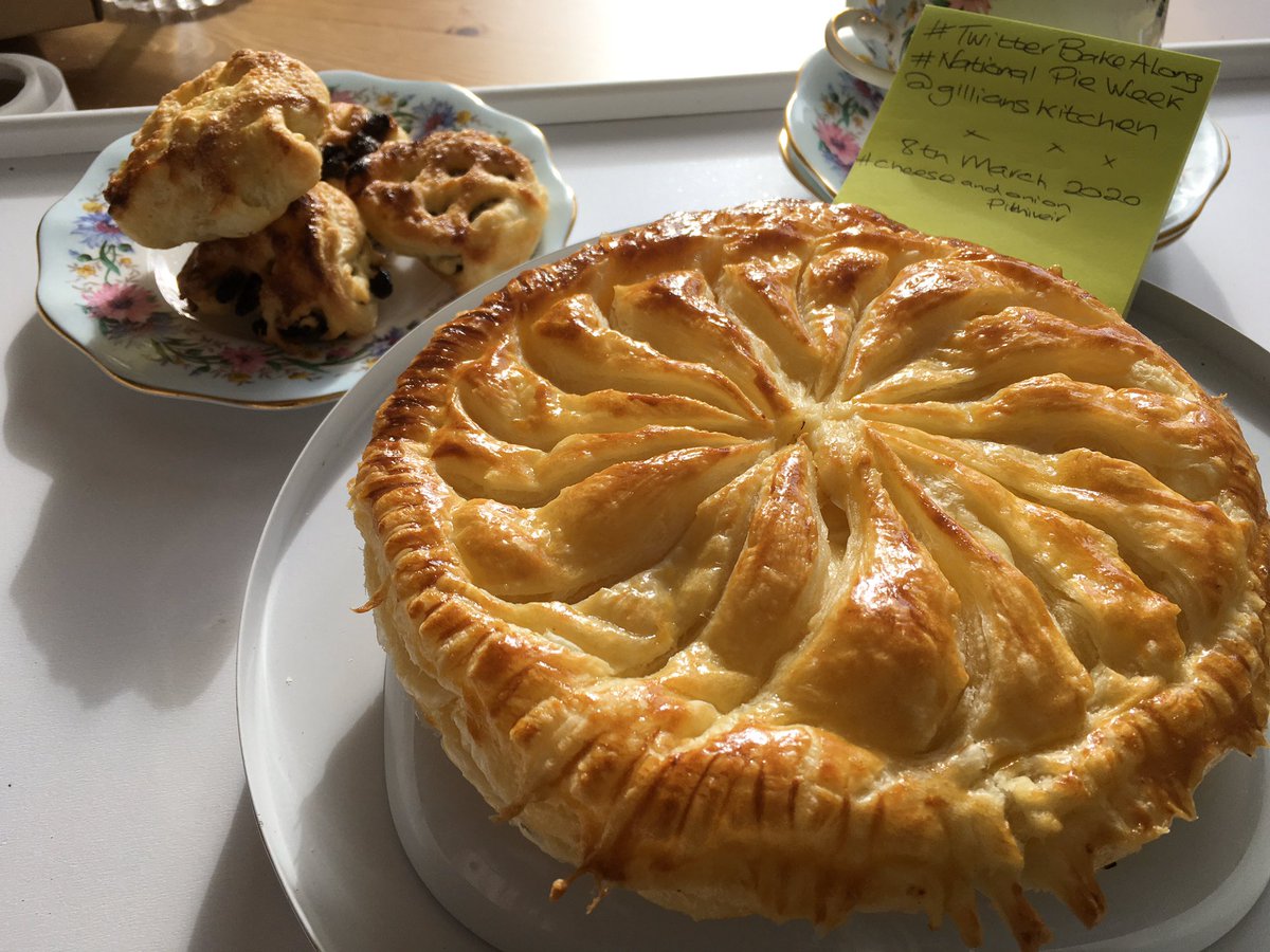 #twitterbakealong #nationalpieweek @thebakingnanna1 @Rob_C_Allen Cheese and Onion #pithivier made wonky Eccles cakes with left over pastry 😋👩🏻‍🍳#SundayTea sorted