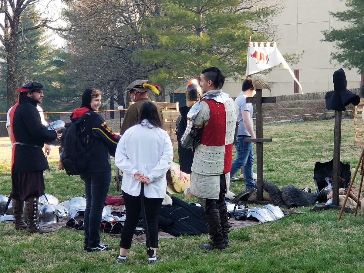 BanaNanaPodcast's tweet photo. Saturday at BransoCon. Cool vendors, variety of activities, great guests, and friendly staff. This con was packed today. Deadpools and elbows.
#BransonCon
#BransonCon2020
#BanaNanaPodcast https://t.co/8pa00bX0D2