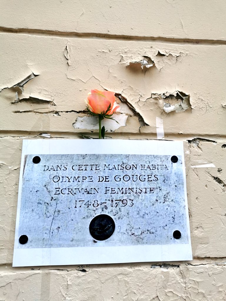 BeatriceMarre's tweet photo. Très bel hommage à #OlympeDeGouges ce matin avec la lecture de plusieurs de ses textes engagés et précurseurs par Sophie Duez, devant son ancien domicile dans le #16e ! 
#JourneeDesDroitsDesFemmes #journéedu8mars https://t.co/RCZdkKabaZ https://t.co/G3EiLC7OFr