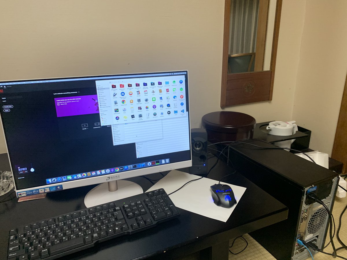 Uzivatel 若旦那 Na Twitteru デスクトップpcと中華ディスプレイ持ってきてホテルで開発してる構図