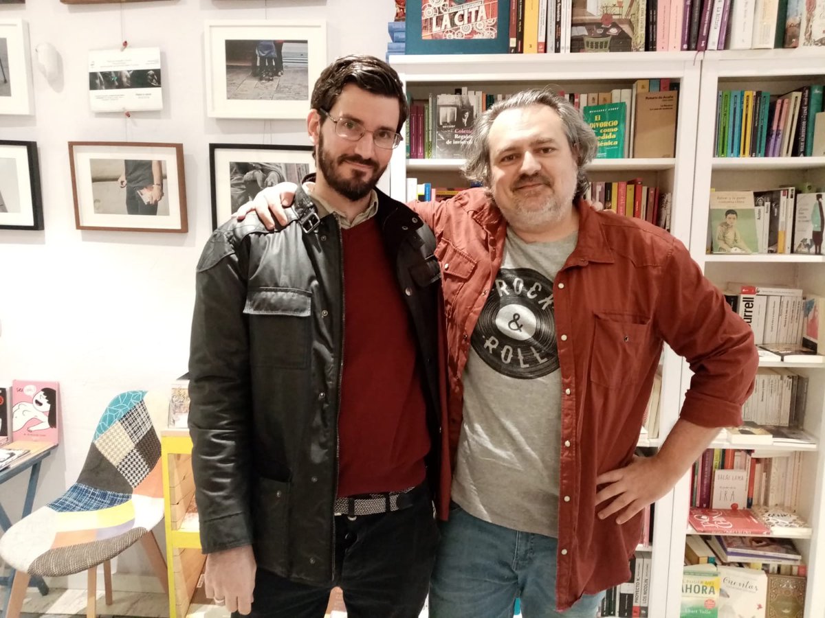 jlcarrasco1's tweet photo. Con ustedes, un editor. Con ustedes, un autor.
Luis Sánchez Martín (también poeta y novelista) y yo en @nakama_lib el pasado sábado. Esta primavera @BoriaEdiciones publica "Ronda de solos". #literatura #novela #librería #boriaediciones #jazz https://t.co/yvmMKjrPxC