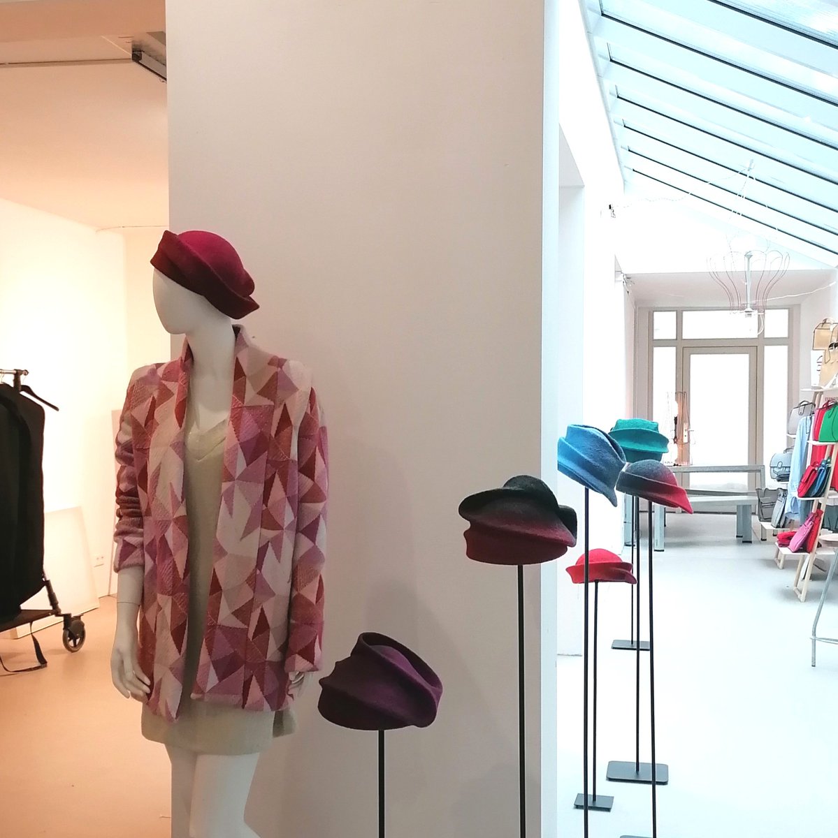 zsofiamarx's tweet image. Excited! Pop-up shop Storytelling Design open today till 30 March! Wycker Brugstraat 3 Maastricht, the Netherlands
#hats #hoeden #shoppingMaastricht #fashionista #fashionblogger #shoppingdesign #unique #gifts #giftshop #ladiesfashion #style #uniquestyle