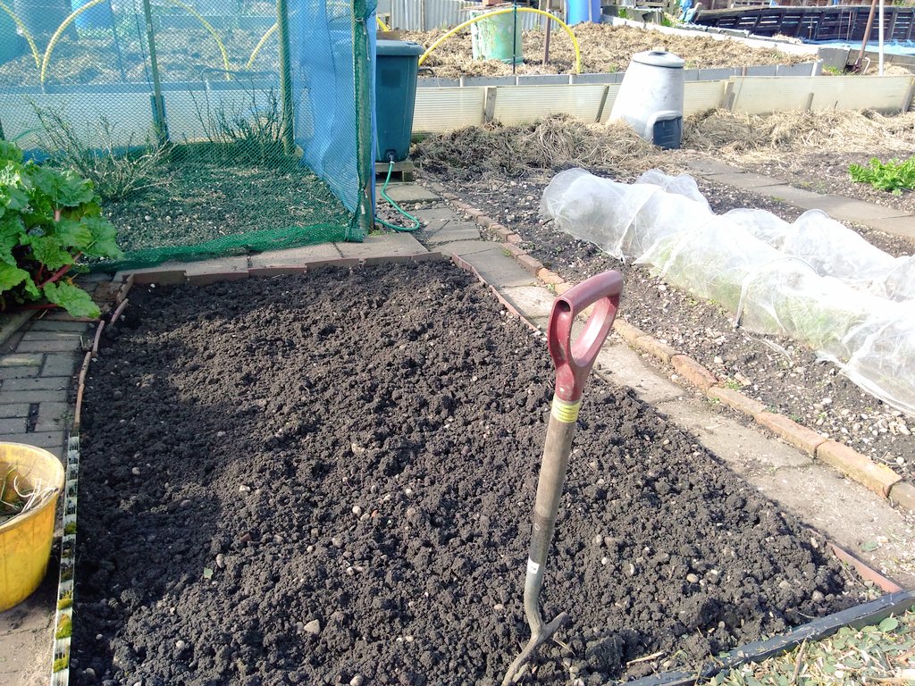 canudigit15's tweet photo. Pallet collars + old shower door = cold frame, bit more tidying, plots are finally drying out a bit. #allotment #recyle #plot15 #plot9 https://t.co/Ko4NtA7BLE
