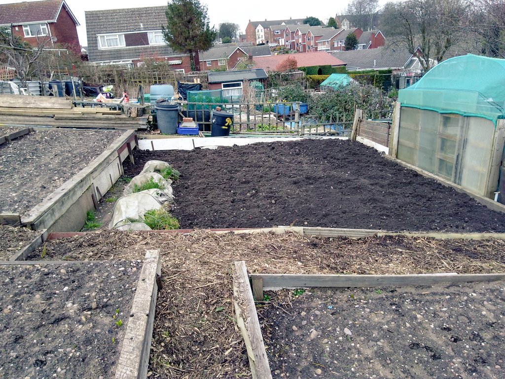 canudigit15's tweet photo. Pallet collars + old shower door = cold frame, bit more tidying, plots are finally drying out a bit. #allotment #recyle #plot15 #plot9 https://t.co/Ko4NtA7BLE
